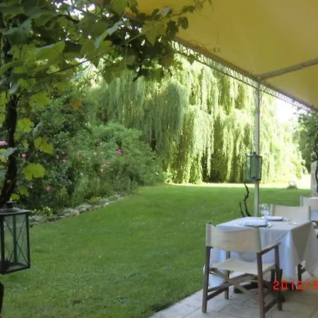 Chateau De Bed & Breakfast 4*